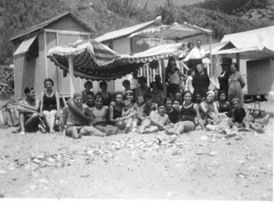 algunos bañistas de principios del siglo XX con las casetes del garraf de fondo